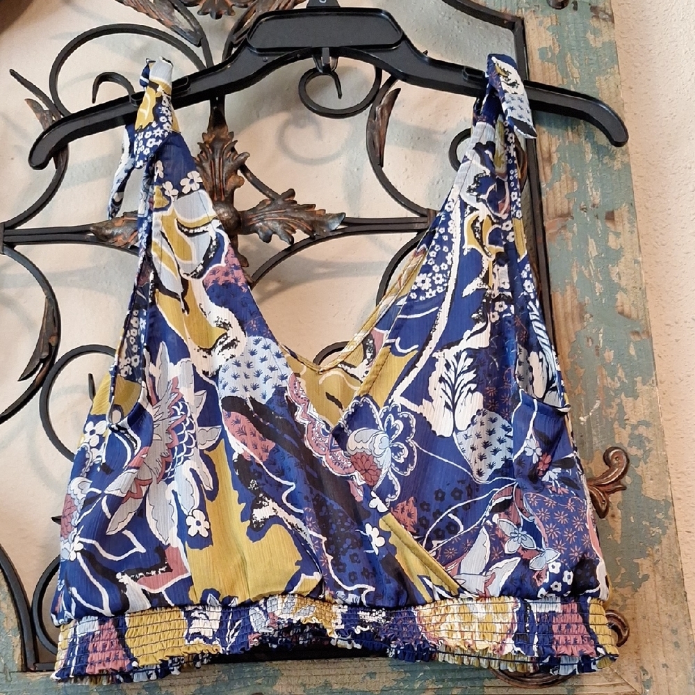 🔥 3 for $25 SALE SHEIN Blue and Yellow Sleeveless Wrap Crop Top. Size MEDIUM - Picture 4 of 6